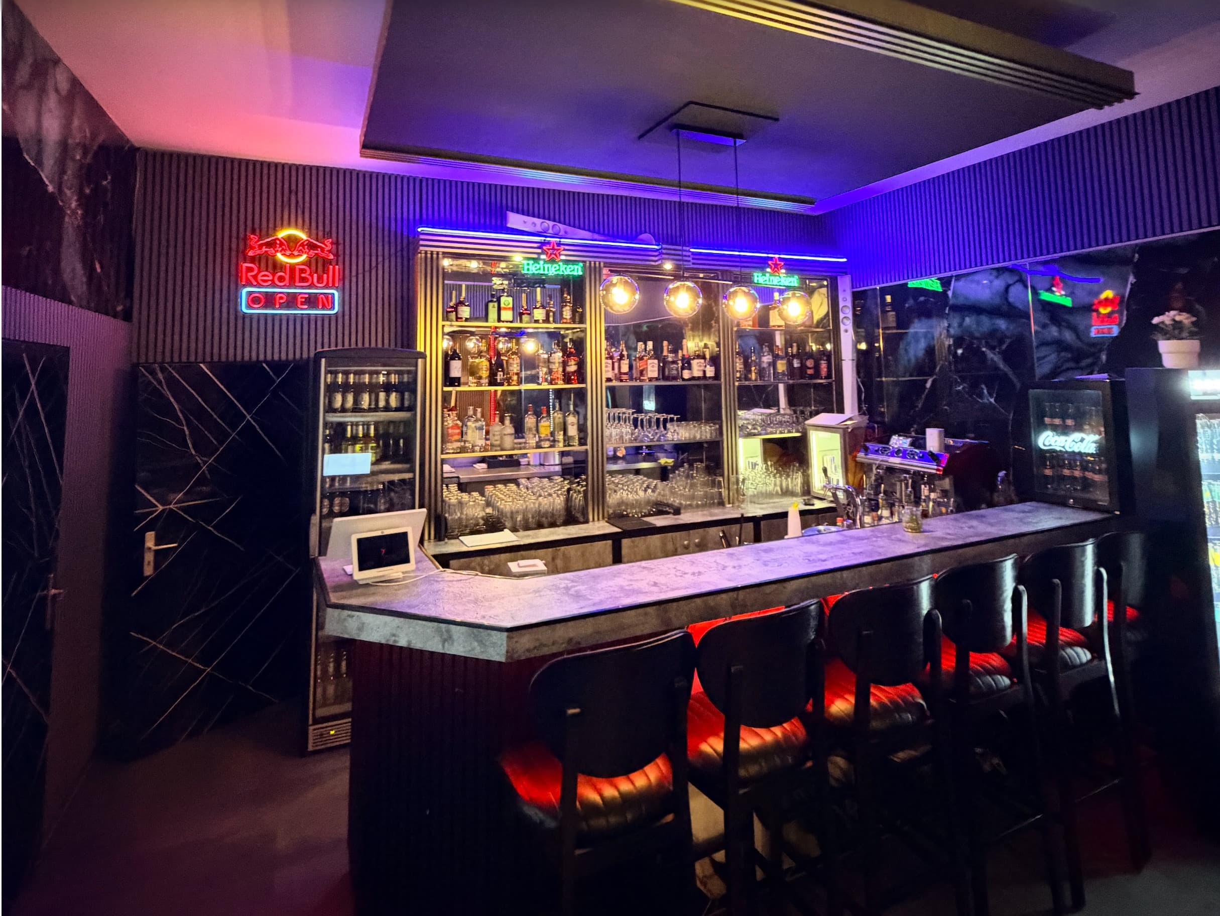 Lounge & Bar